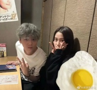 关晓彤鹿晗现身日本过年，两人幸福同框太有夫妻相……