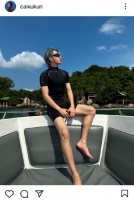 蔡徐坤晒冲浪随拍 新发色加墨镜帅酷感十足