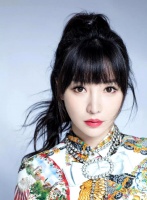 42岁柳岩曝出恋情，狗仔拍到带男人回家过夜，网友吐槽女方太着急