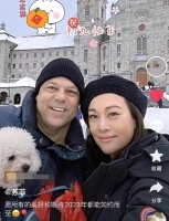 58岁史可和二婚丈夫恩爱出游，化淡妆气质出众，外籍丈夫满是皱纹