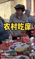 演员李嘉明现身农村吃席，自带塑料袋打包剩菜，穿着朴素很接地气