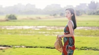 中年女人喜欢你，一般会在三个方面，默许你“越界”