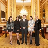 69岁马克龙夫人陪45岁丈夫同框韩国女团，小细腿惹眼，不输Lisa