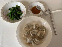 吃饺子配茅台，三个儿子将继承几千亿，梁洛施其实却没有人生自由