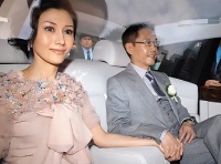 李嘉欣生活太富贵，全家坐私人飞机出游，家族名下几百亿物业收租