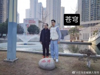 李现的少年感真的很绝啊，走在校园中的时候，依旧学生气满满！