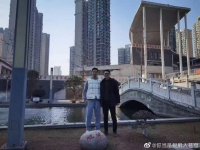 李现回中学母校，生图好能打，也是成为为母校争光的人啦……