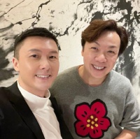 王浩信回港过年带女儿上街，街边吃汉堡很开心，11岁王靖乔像父亲