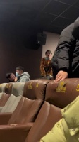 某电影院的一幕，这是看电影看出激情了吗