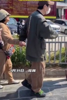 沈腾带家人桂林游玩！牵妈妈手缓慢走路太悠闲，和路人合影接地气