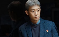 张译携老婆与殷桃会面，女方衣着朴素超低调，曾担任央视主持人
