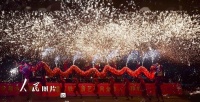 河南洛阳：舞火龙 打铁花 迎元宵
