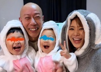 40岁苍井空罕见晒全家福，大8岁老公身体素质好，两人还想再生娃