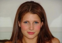 前美国知名女演员“蜗居”地下隧道，唯一光源是手电筒却甘之如饴