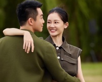 郑恺晒全家福被嘲倒插门！苗妈紧挨亲家拍照引争议，引起热议