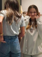 12岁的小七真调皮，冲狗仔做鬼脸！小七当年的吐舌头，可是名场面