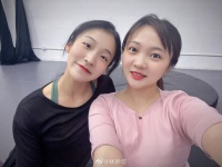 24岁林妙可变瘦了，做瑜伽高难度动作，自信展现好身材