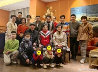 有网友晒出撒贝宁春节期间家庭聚餐时拍的全家福……