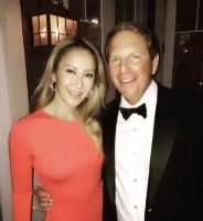 李玟婚变后首晒近况 脚缠绷带行动不便