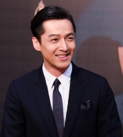 胡歌官宣生女后首现身：穿黑衣到达医院停车场，准备接妻子回家