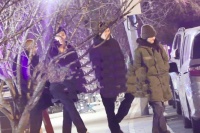 姜文全家现身街头，身材发福变样像圣诞老人，街头指着妻子发飙！