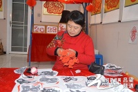 孝义：非遗传承人妙手剪“兔”送祝福