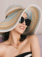 佟丽娅晒海边美照 装扮清凉大秀好身材