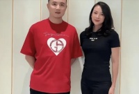 章子怡给赵本山拜年，面色潮红醉意明显，与徒弟合影双方显局促