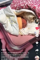 49岁谢宁喜得8斤大孙女笑开怀！宝宝脸通红模样可爱，神韵像爷爷