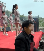 葬礼上请草台班子助兴，女子皮肤冻红了还坚持跳，工资才300一天