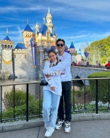 郑俊弘何雁诗带儿子父母去游乐场玩耍 三代同堂合影很开心