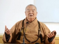 缟衣人不见，独忆寺南楼