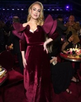 34岁阿黛尔闪耀格莱美，见到巨石强森忙拥抱，惹黑人男友“出拳”