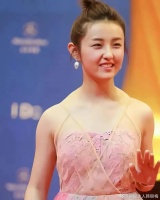 张子枫居然已经这么瘦了，完全符合白幼瘦的标准