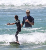 “雷神”和家人海中玩耍，46岁爱妻惹眼，紧致的小短腿肌肉满满