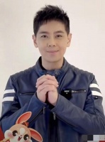 48岁林志颖街头违停，被处罚现场照曝光，车祸致脸部僵硬不自然