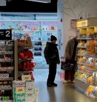 孙俪夫妻逛超市！配色老成像六七十岁奶奶，引起网友热议