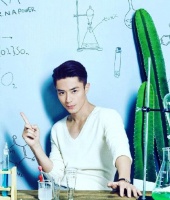 6岁小海豚高清照！小手轻撩秀发气质高冷，引起网友热议