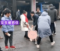 17岁女生跟男朋友去打工，被父母现场抓住带回家，哭得像杀猪一样