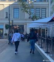 有中国网友在洛杉矶偶遇刘亦菲，穿皮衣又高又美