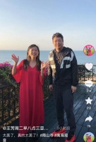 主持人王芳被疑怀二胎，穿红裙身材臃肿小腹凸，和教授老公太低调