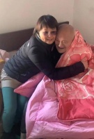 51岁袁立近况曝光，打扮土气身材臃肿似大妈，亲切与百岁老人唠嗑