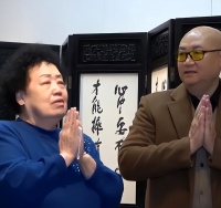 陈丽华为星云大师办追悼会，伤心过度泪流不止，丈夫细心送上纸巾