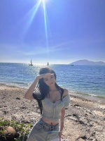 张馨予晒海边度假美照！老公帮拍眼神甜腻，穿露肩低领疑胸衣半露