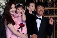 离婚7年马蓉曝近照！住豪宅养萌宠奢华享受，独自带娃疑移民失败