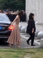 王丽坤太美了 走路差点崴脚了 女神真好看！