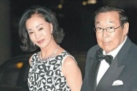 隐忍44年，生4子挽留丈夫无果后，何莉莉继承70亿遗产成阔太