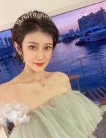 69岁曾志伟与美女约会，推杯换盏，身后摆放百余瓶茅台价值50多万