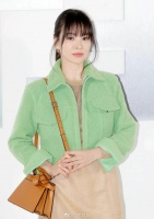 这么丑的衣服全靠颜值撑，四十多岁这个状态已经很美了