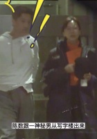 老公多次出轨后，48岁陈数被拍和小鲜肉约会，深夜畅谈亲密拥抱